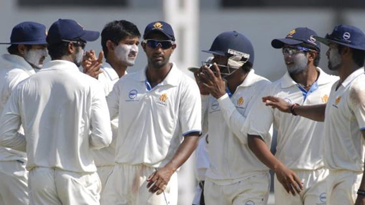 ಕರ್ನಾಟಕ ಜಯದ ಹಳಿಗೆ ಮರಳೀತೇ? ಕರ್ನಾಟಕ ಜಯದ ಹಳಿಗೆ ಮರಳೀತೇ?