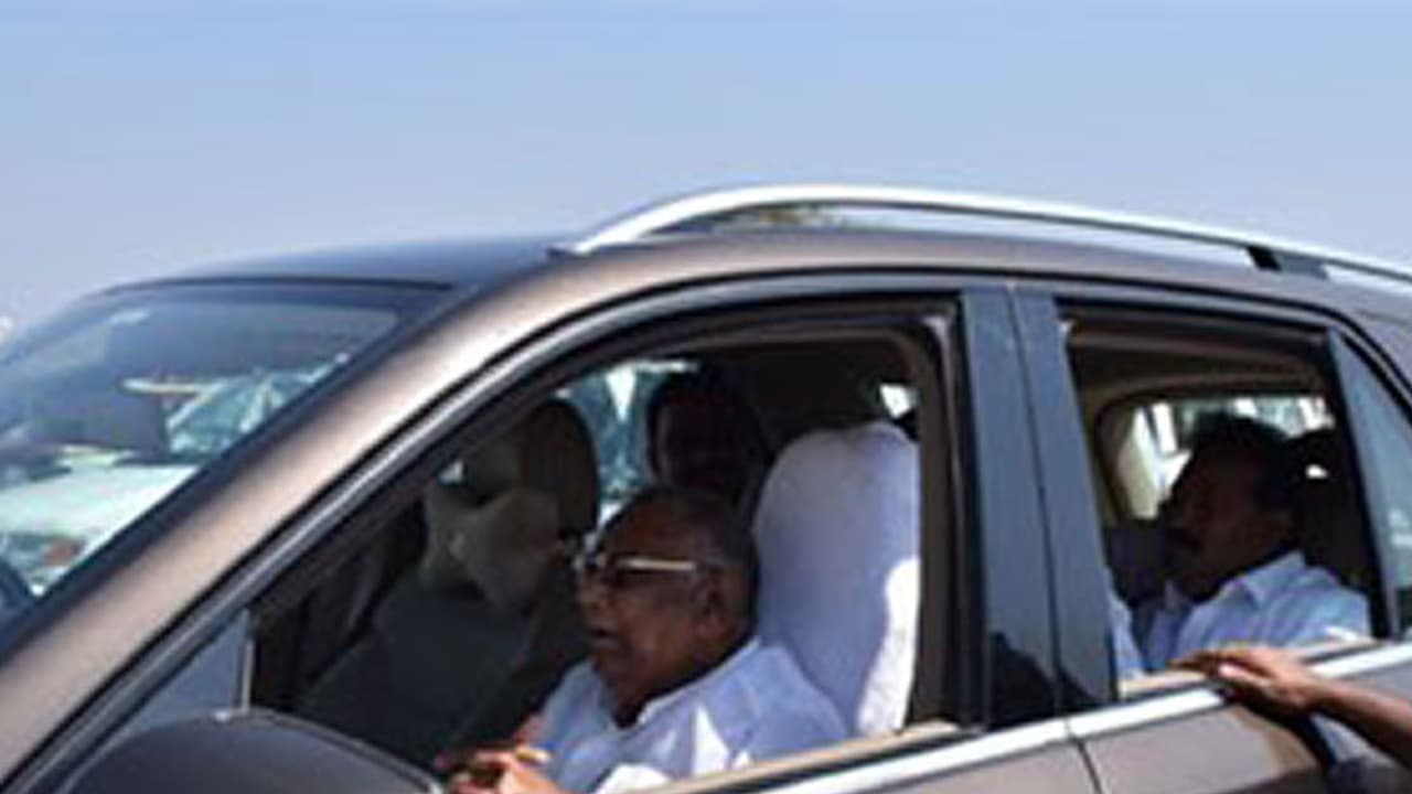 రాయపాటిపై ఈడీ కేసు: బంగారు చీర విరాళంపై సిబిఐ ఆరా