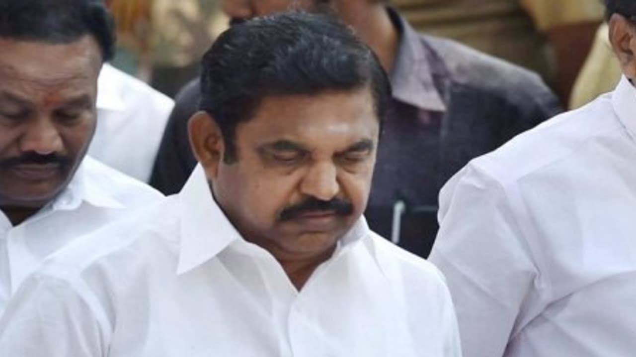 போகுமிடமெல்லாம் புஸ்வாணம்தானா? எக்கச்சக்க எரிச்சலில் எடப்பாடி... போகுமிடமெல்லாம் புஸ்வாணம்தானா? எக்கச்சக்க எரிச்சலில் எடப்பாடி...