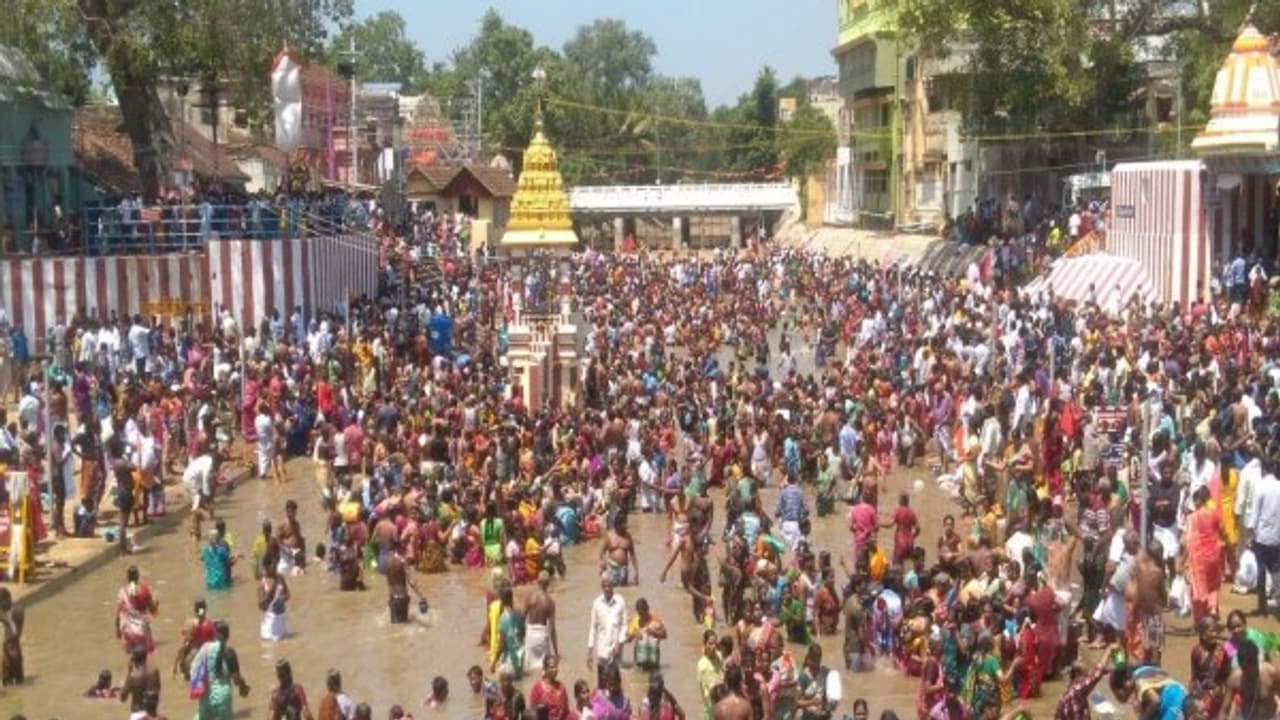 இன்றுடன் நிறைவடைகிறது காவிரி மகாபுஷ்கர விழா..! மயிலாடுதுறையில் அலைமோதும் மக்கள் கூட்டம்..! இன்றுடன் நிறைவடைகிறது காவிரி மகாபுஷ்கர விழா..! மயிலாடுதுறையில் அலைமோதும் மக்கள் கூட்டம்..!