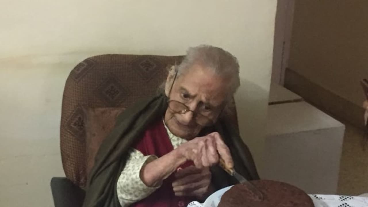 107 வயது பாட்டிக்கு இன்ப அதிர்ச்சி அளித்த ராகுல் காந்தி.... பாட்டியின் ஆசை என்ன தெரியுமா? 107 வயது பாட்டிக்கு இன்ப அதிர்ச்சி அளித்த ராகுல் காந்தி.... பாட்டியின் ஆசை என்ன தெரியுமா?