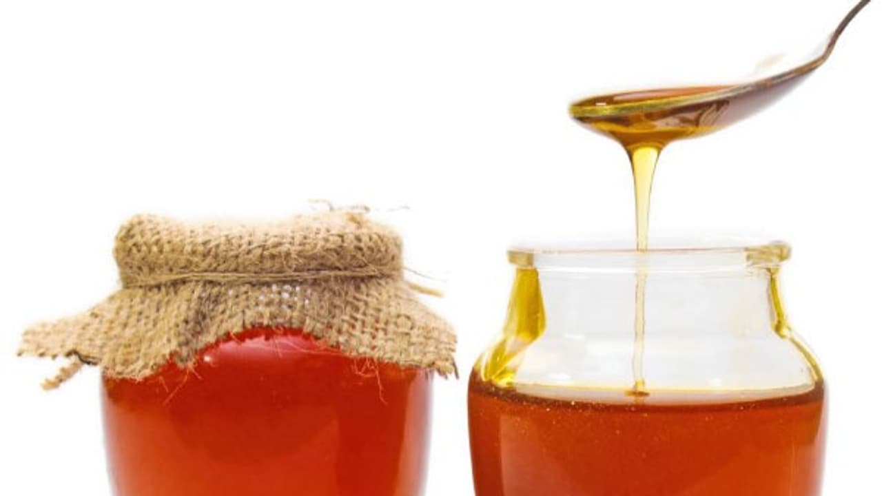 உங்களுக்குத் தெரியுமா? துணியை தேனில் நனைத்து எரிக்கும்போது நன்றாக சுடர்விட்டு எரிந்தால் அது சுத்தமான தேன். உங்களுக்குத் தெரியுமா? துணியை தேனில் நனைத்து எரிக்கும்போது நன்றாக சுடர்விட்டு எரிந்தால் அது சுத்தமான தேன்.