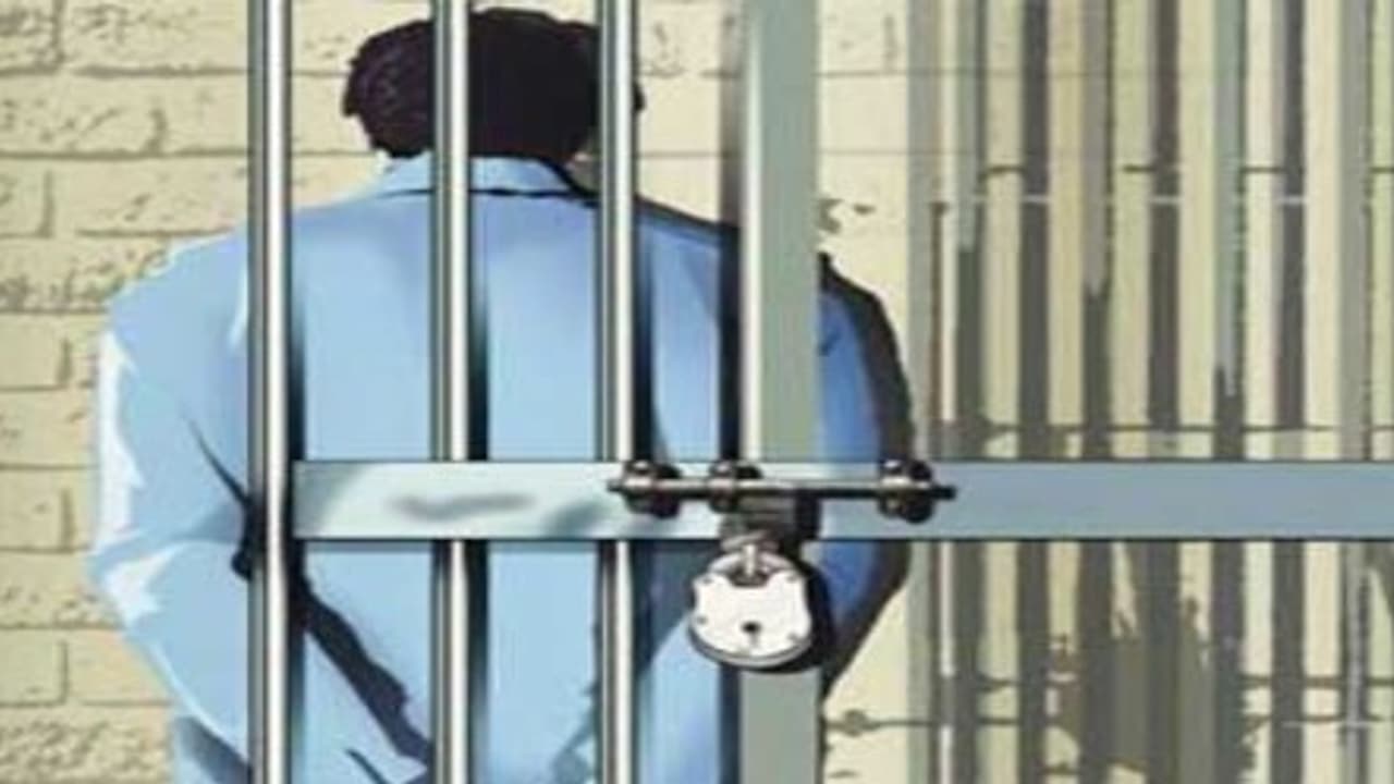 நண்பரை கொலை செய்து நகையை கொள்ளையடித்தவருக்கு ஆயுள்தண்டனை – திருப்பூர் கூடுதல் நீதிமன்றம் அதிரடி நண்பரை கொலை செய்து நகையை கொள்ளையடித்தவருக்கு ஆயுள்தண்டனை – திருப்பூர் கூடுதல் நீதிமன்றம் அதிரடி