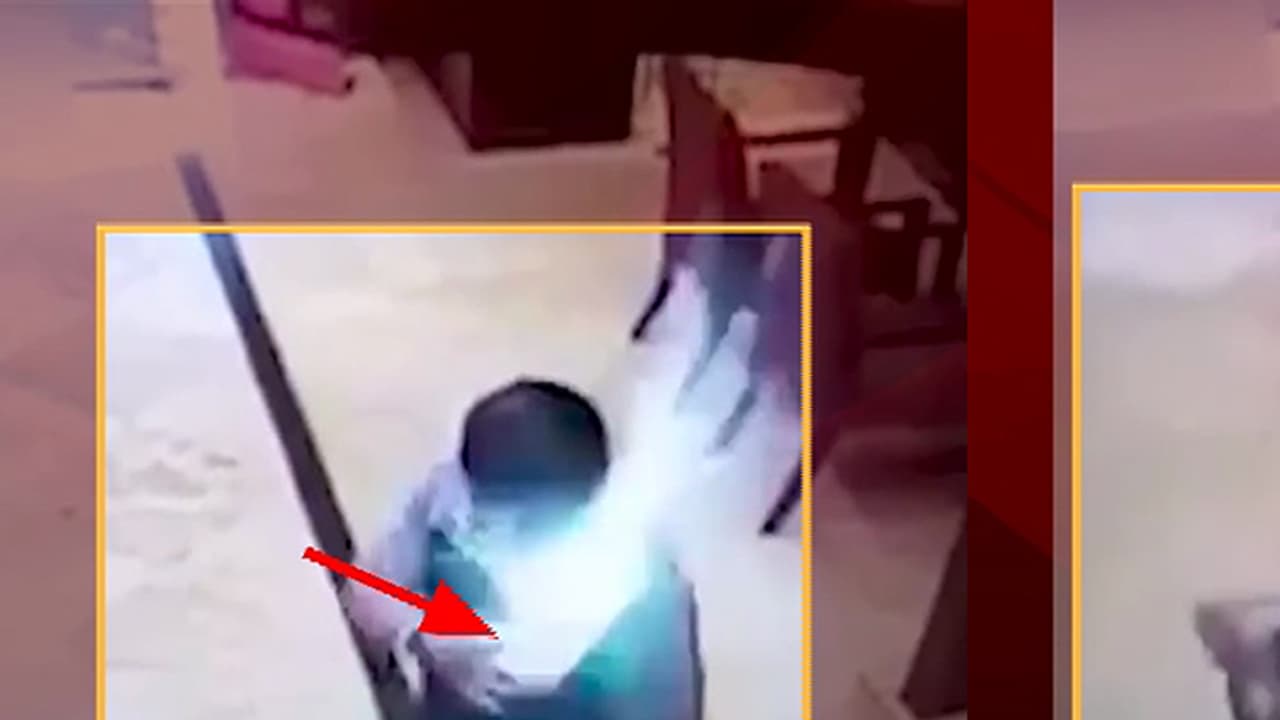 ಮೊಬೈಲ್ ಬಳಕೆದಾರರೇ ಹುಷಾರ್: ನಿಮ್ಮ ಫೋನ್ ನಿಮ್ಮ ಜೀವಕ್ಕೆ ಅಪಾಯ ಮೊಬೈಲ್ ಬಳಕೆದಾರರೇ ಹುಷಾರ್: ನಿಮ್ಮ ಫೋನ್ ನಿಮ್ಮ ಜೀವಕ್ಕೆ ಅಪಾಯ