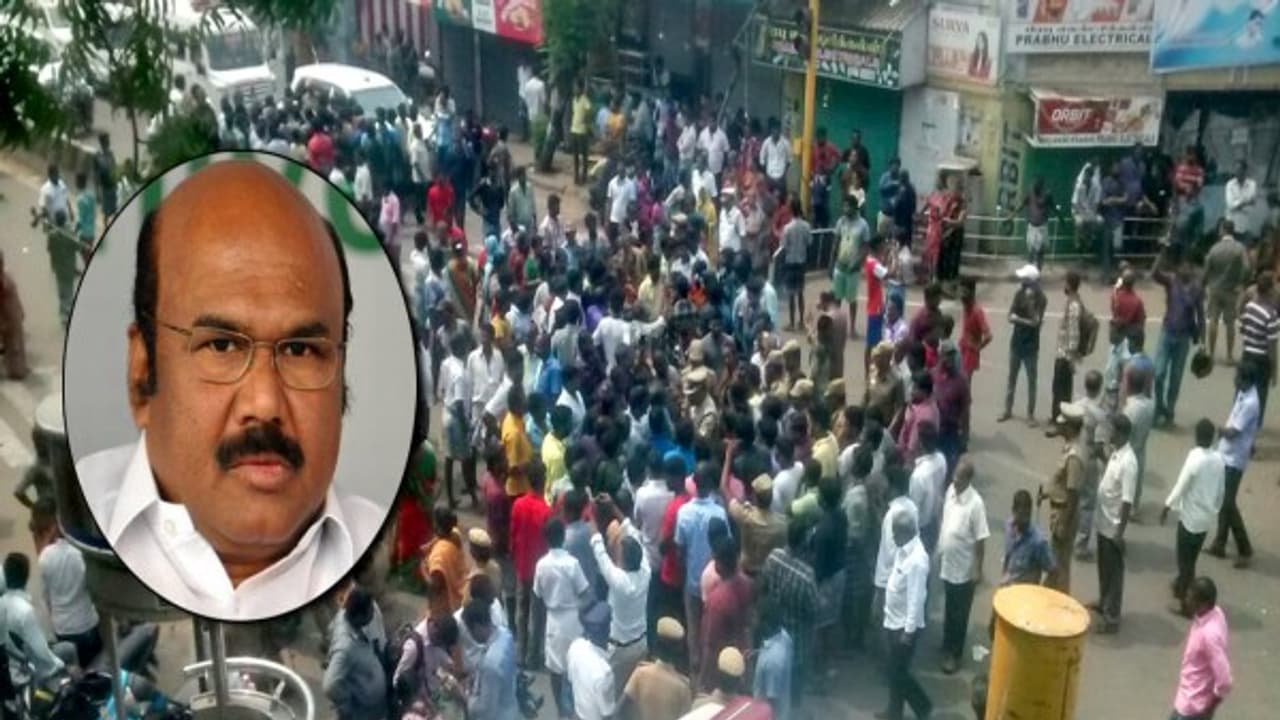 அமைச்சர் ஜெயக்குமார் நேர்ல வரணும்... அதுவரை ஒரு அடி கூட நகர மாட்டோம்..! போராடும் மீனவர்கள் திட்டவட்டம்..! அமைச்சர் ஜெயக்குமார் நேர்ல வரணும்... அதுவரை ஒரு அடி கூட நகர மாட்டோம்..! போராடும் மீனவர்கள் திட்டவட்டம்..!