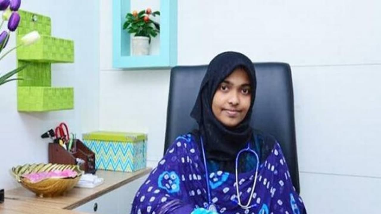 ‘என் குடும்பத்தில் தீவிரவாதியை வைத்திருக்க முடியாது’ ஹாதியாவின் தந்தை ‘கொந்தளிப்பு’ ‘என் குடும்பத்தில் தீவிரவாதியை வைத்திருக்க முடியாது’ ஹாதியாவின் தந்தை ‘கொந்தளிப்பு’