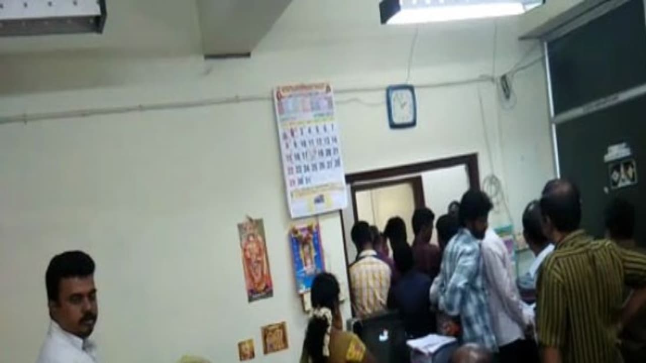திண்டுக்கல் ஆர்.டி.ஓ அலுவலகத்தில் திடீர் ரெய்டு லஞ்ச ஒழிப்பு போலீசார் அதிரடி... திண்டுக்கல் ஆர்.டி.ஓ அலுவலகத்தில் திடீர் ரெய்டு லஞ்ச ஒழிப்பு போலீசார் அதிரடி...