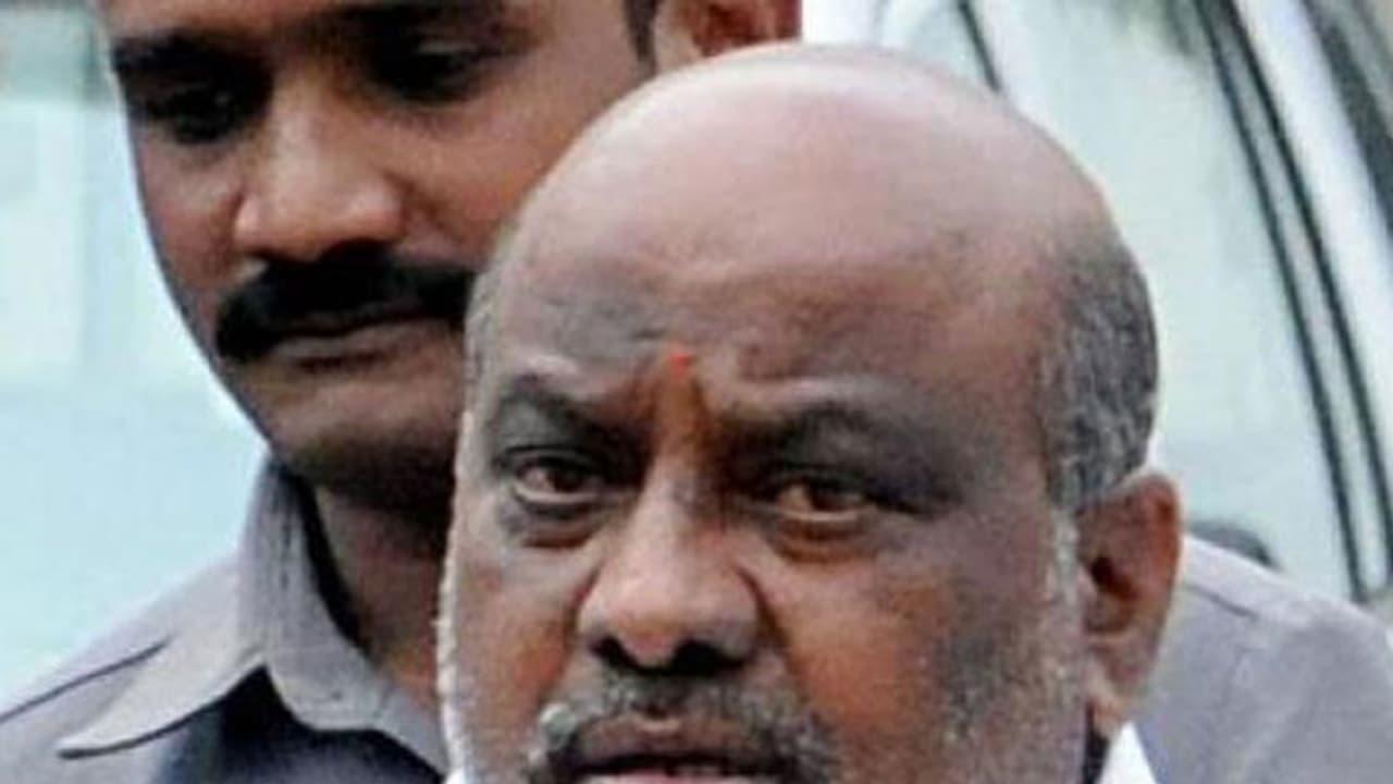 అజ్ఞాతంలోకి మాజీమంత్రి జోగు రామన్న, సెల్ ఫోన్ స్విచ్ ఆఫ్ : మంత్రి పదవి దక్కకపోవడంపై అలక..? అజ్ఞాతంలోకి మాజీమంత్రి జోగు రామన్న, సెల్ ఫోన్ స్విచ్ ఆఫ్ : మంత్రి పదవి దక్కకపోవడంపై అలక..?