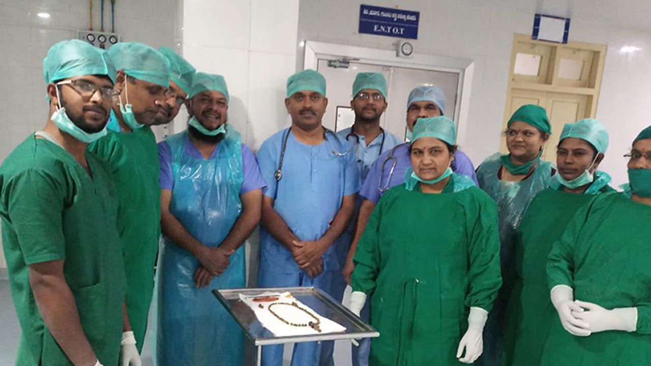 ಮಹಿಳೆ ದೇಹದಲ್ಲಿ ಪತ್ತೆಯಾಯ್ತು 99 ಕಲ್ಲುಗಳು; ವೈದ್ಯರಿಂದ ಆಪರೇಶನ್ ಯಶಸ್ವಿ ಮಹಿಳೆ ದೇಹದಲ್ಲಿ ಪತ್ತೆಯಾಯ್ತು 99 ಕಲ್ಲುಗಳು; ವೈದ್ಯರಿಂದ ಆಪರೇಶನ್ ಯಶಸ್ವಿ