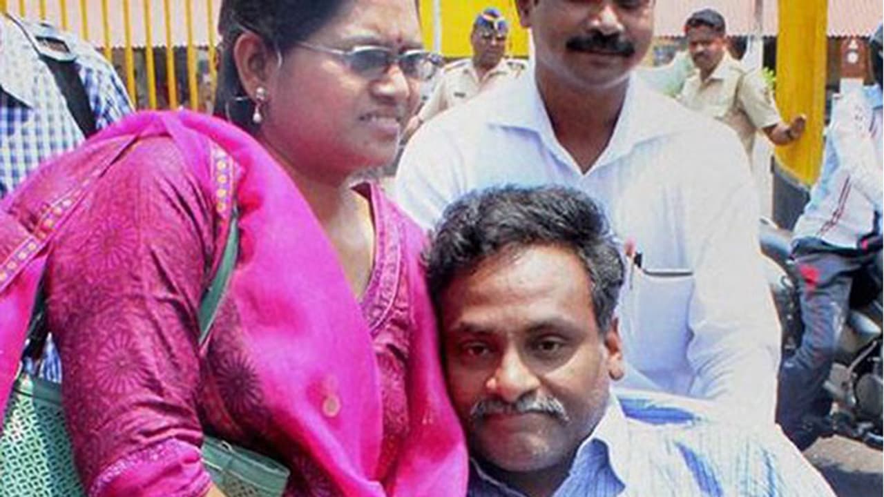 ప్రొఫెసర్ సాయిబాబాకు జీవితఖైదు ప్రొఫెసర్ సాయిబాబాకు జీవితఖైదు