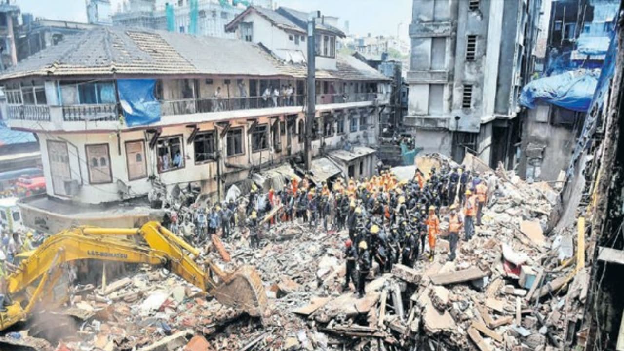 സർക്കാർ പ്രഖ്യാപിച്ച പണം ലഭിച്ചില്ല: ഓഫീസുകൾ കയറിയിറങ്ങി പ്രളയ ബാധിതർ സർക്കാർ പ്രഖ്യാപിച്ച പണം ലഭിച്ചില്ല: ഓഫീസുകൾ കയറിയിറങ്ങി പ്രളയ ബാധിതർ