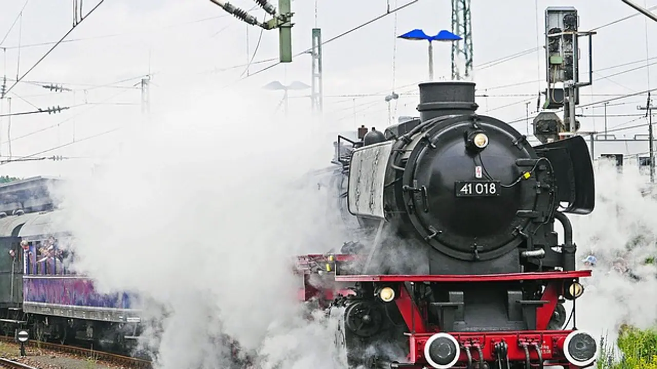 स्क्रैप दिखाकर रेलवे की संपत्ति बेचता था Railway Engineer, Steam Engine को अवैध ढंग से काटते समय पकड़ाया