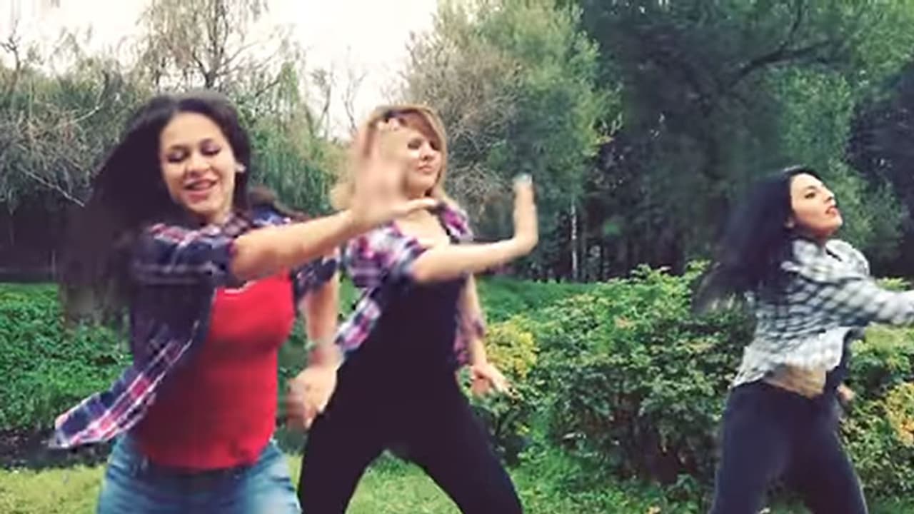 കണ്ണ് തള്ളിക്കുന്ന ഡാന്സ്; ജിമിക്കി കമ്മലിന് ചുവടുവച്ച് റഷ്യന് സുന്ദരികളും കണ്ണ് തള്ളിക്കുന്ന ഡാന്സ്; ജിമിക്കി കമ്മലിന് ചുവടുവച്ച് റഷ്യന് സുന്ദരികളും