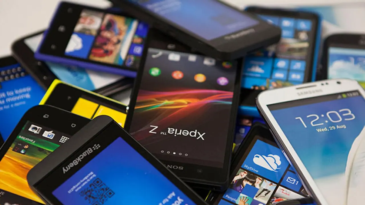 ఫోన్ల ధరలు పెరుగనున్నాయి...ప్రత్యేకించి ఆపిల్ ‘ఐఫోన్’ కూడా.... ఫోన్ల ధరలు పెరుగనున్నాయి...ప్రత్యేకించి ఆపిల్ ‘ఐఫోన్’ కూడా....