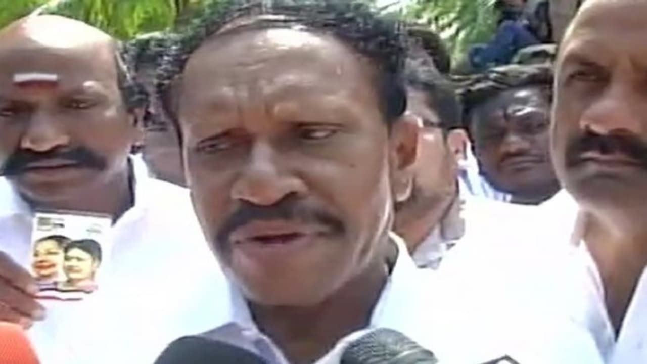 இப்போ என்ன அசாதாரண சூழ்நிலை தம்பிதுரை அவர்களே? செய்தியாளர்கள் கேள்விக்கு திணறல்..... இப்போ என்ன அசாதாரண சூழ்நிலை தம்பிதுரை அவர்களே? செய்தியாளர்கள் கேள்விக்கு திணறல்.....