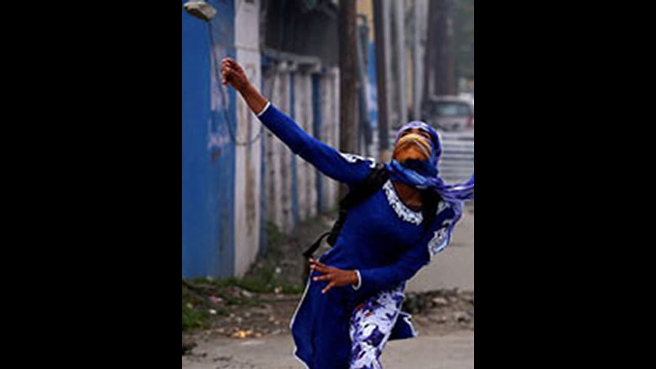 അന്ന് പൊലീസിനെ കല്ലെറിഞ്ഞ കൈകളില് ഇന്ന് കശ്മീര് ഭദ്രം അന്ന് പൊലീസിനെ കല്ലെറിഞ്ഞ കൈകളില് ഇന്ന് കശ്മീര് ഭദ്രം