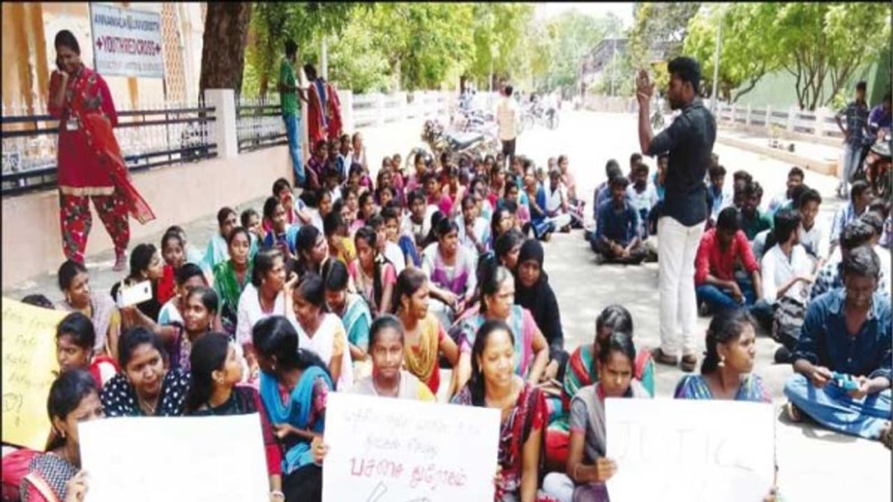 அண்ணாமலை பல்கலைக்கழக மாணவர்கள் தொடர்ந்து 4 வது நாளாக தர்ணா போராட்டம்...