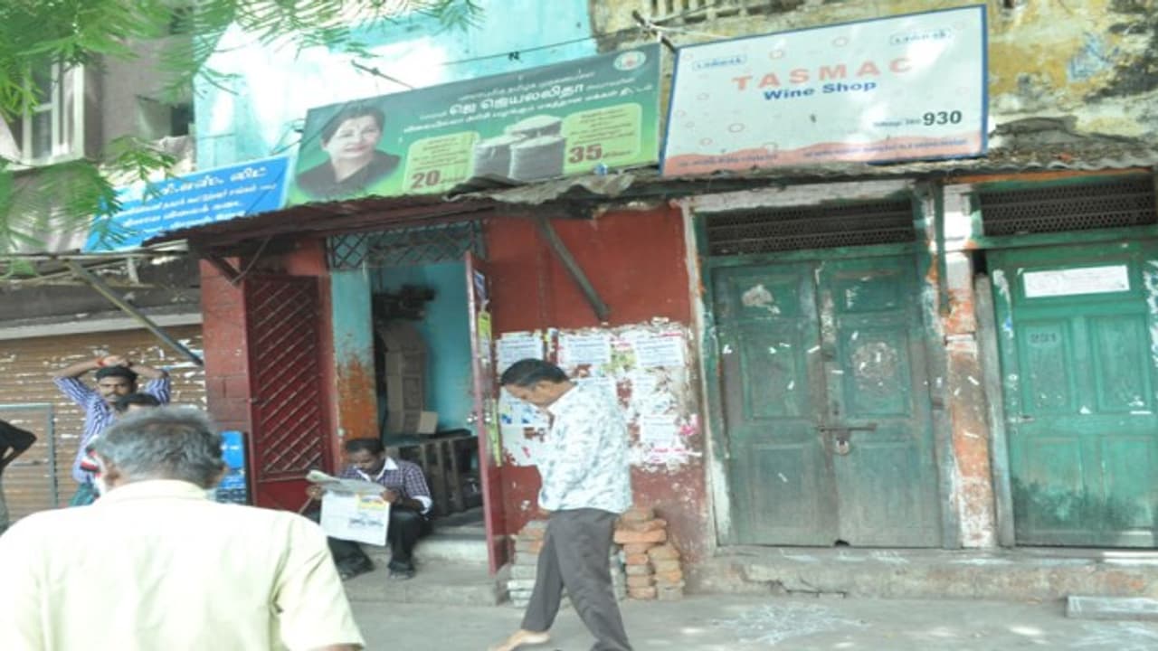 வெறிச்சோடி காணப்படும் "டாஸ்மாக் கடைகள்"....ஏக்கத்துடன் காத்திருக்கும் குடிமகன்கள்... வெறிச்சோடி காணப்படும் "டாஸ்மாக் கடைகள்"....ஏக்கத்துடன் காத்திருக்கும் குடிமகன்கள்...