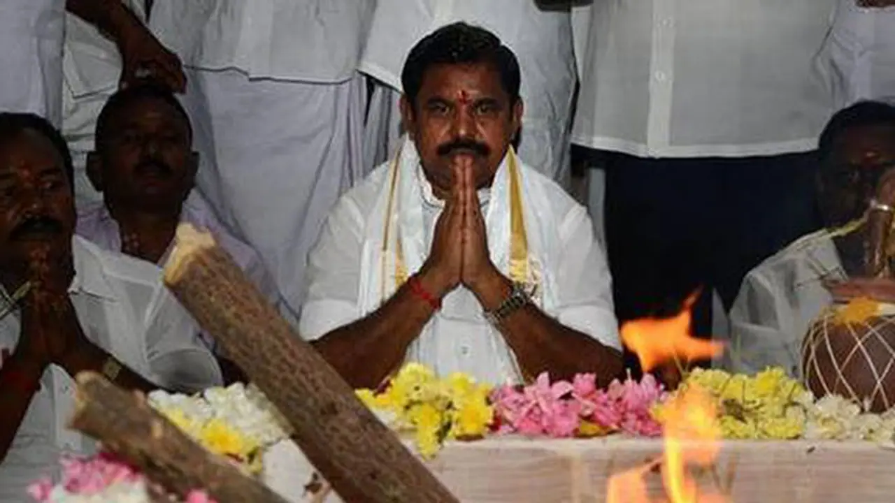 పళనిస్వామి ప్రభుత్వానికి పరీక్ష: 18 మంది ఎమ్మెల్యేల అనర్హతపై కోర్టు తీర్పు నేడే పళనిస్వామి ప్రభుత్వానికి పరీక్ష: 18 మంది ఎమ్మెల్యేల అనర్హతపై కోర్టు తీర్పు నేడే