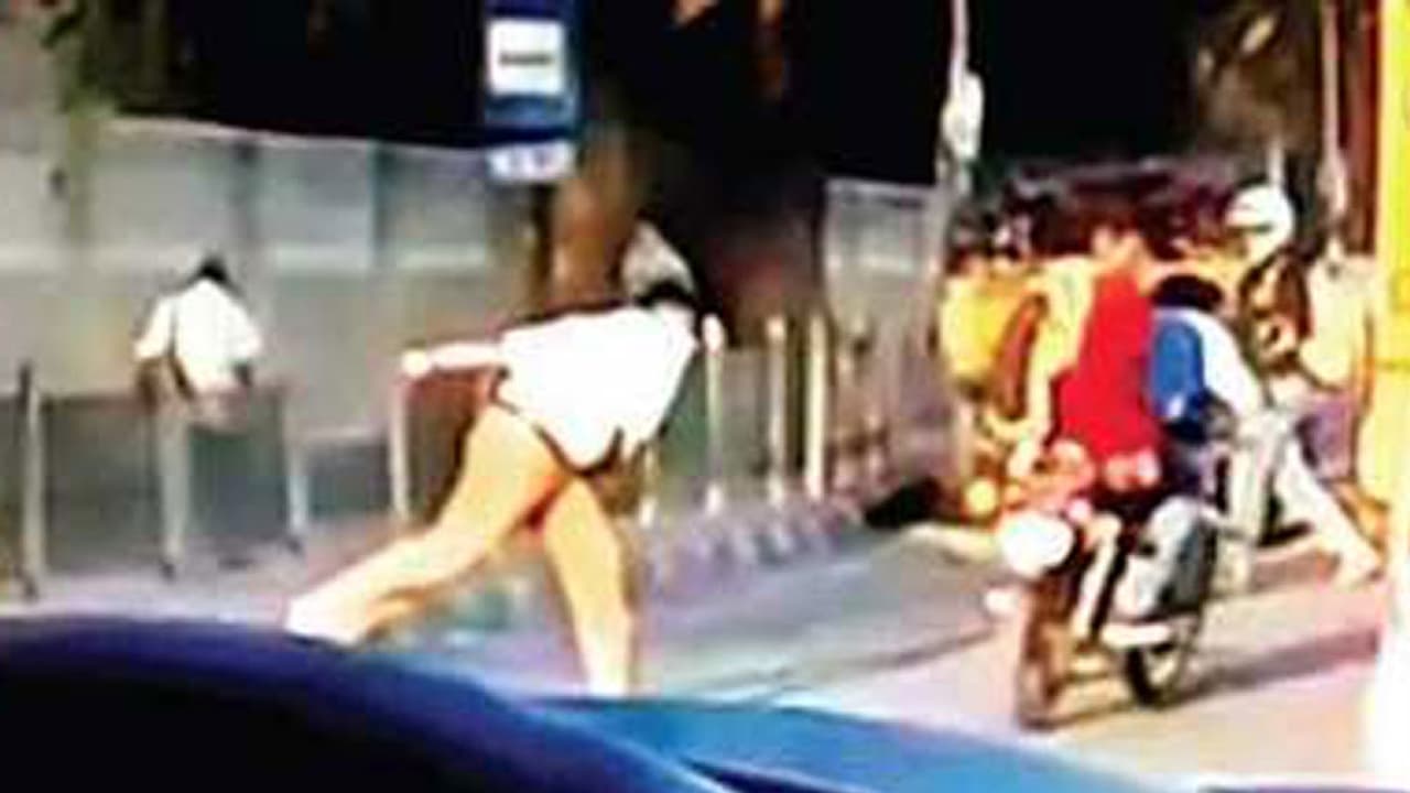 ഹെല്മറ്റ് ധരിക്കാതെ ബൈക്കോടിച്ച വിദ്യാര്ത്ഥികള്ക്ക് നേരെ പൊലീസ് ഉദ്യോഗസ്ഥന് ഷൂ എറിഞ്ഞു ഹെല്മറ്റ് ധരിക്കാതെ ബൈക്കോടിച്ച വിദ്യാര്ത്ഥികള്ക്ക് നേരെ പൊലീസ് ഉദ്യോഗസ്ഥന് ഷൂ എറിഞ്ഞു