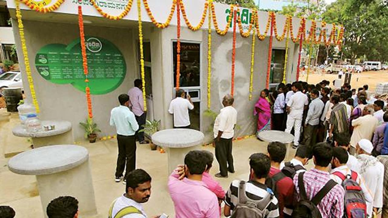 ಬಡವರಿಗೆ ಸಿಗುತ್ತಿಲ್ಲ ಇಂದಿರಾ ಕ್ಯಾಂಟೀನ್ ಆಹಾರ