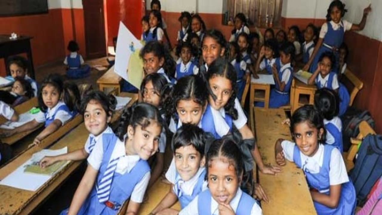 কমে গেল গরমের ছুটির মেয়াদ, জুনের দ্বিতীয় সপ্তাহেই শুরু স্কুল কমে গেল গরমের ছুটির মেয়াদ, জুনের দ্বিতীয় সপ্তাহেই শুরু স্কুল