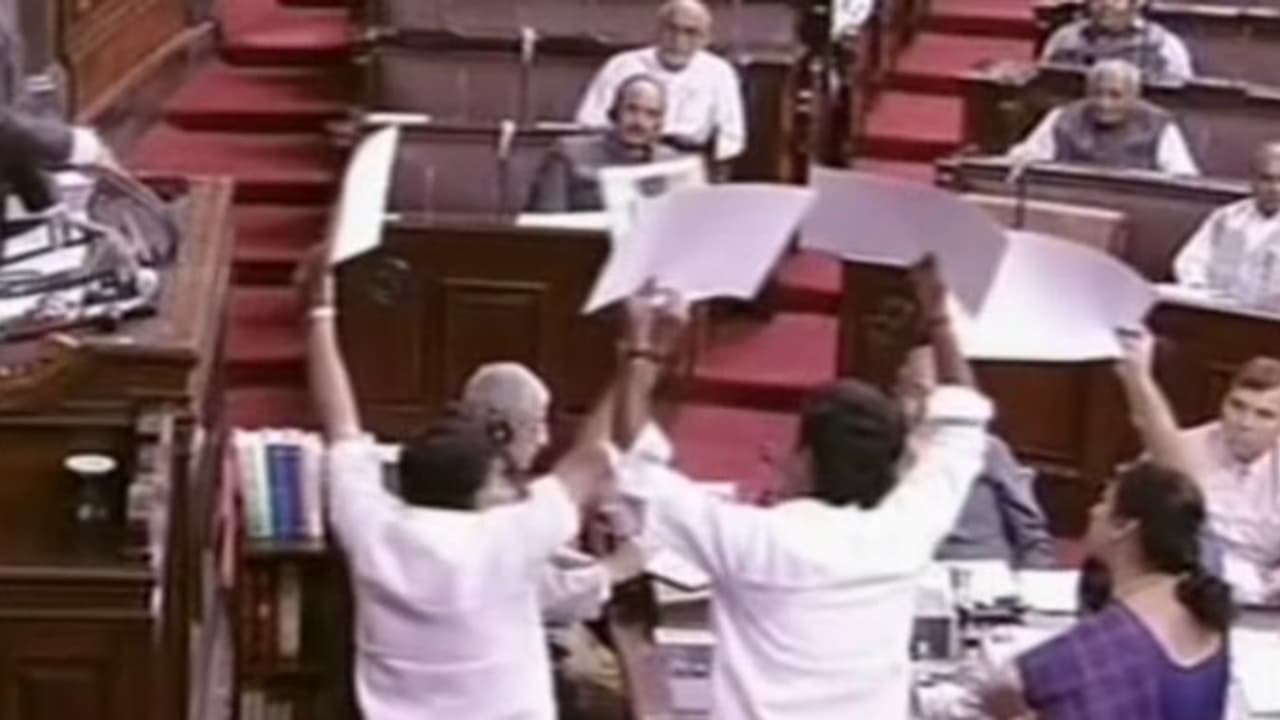 "ஜெ. மரணத்துக்கு நீதி விசாரணை வேண்டும்" சபாநாயகர் இருக்கையை முற்றுகையிட்டு அமளி செய்த மைத்ரேயன், சசிகலா புஷ்பா "ஜெ. மரணத்துக்கு நீதி விசாரணை வேண்டும்" சபாநாயகர் இருக்கையை முற்றுகையிட்டு அமளி செய்த மைத்ரேயன், சசிகலா புஷ்பா