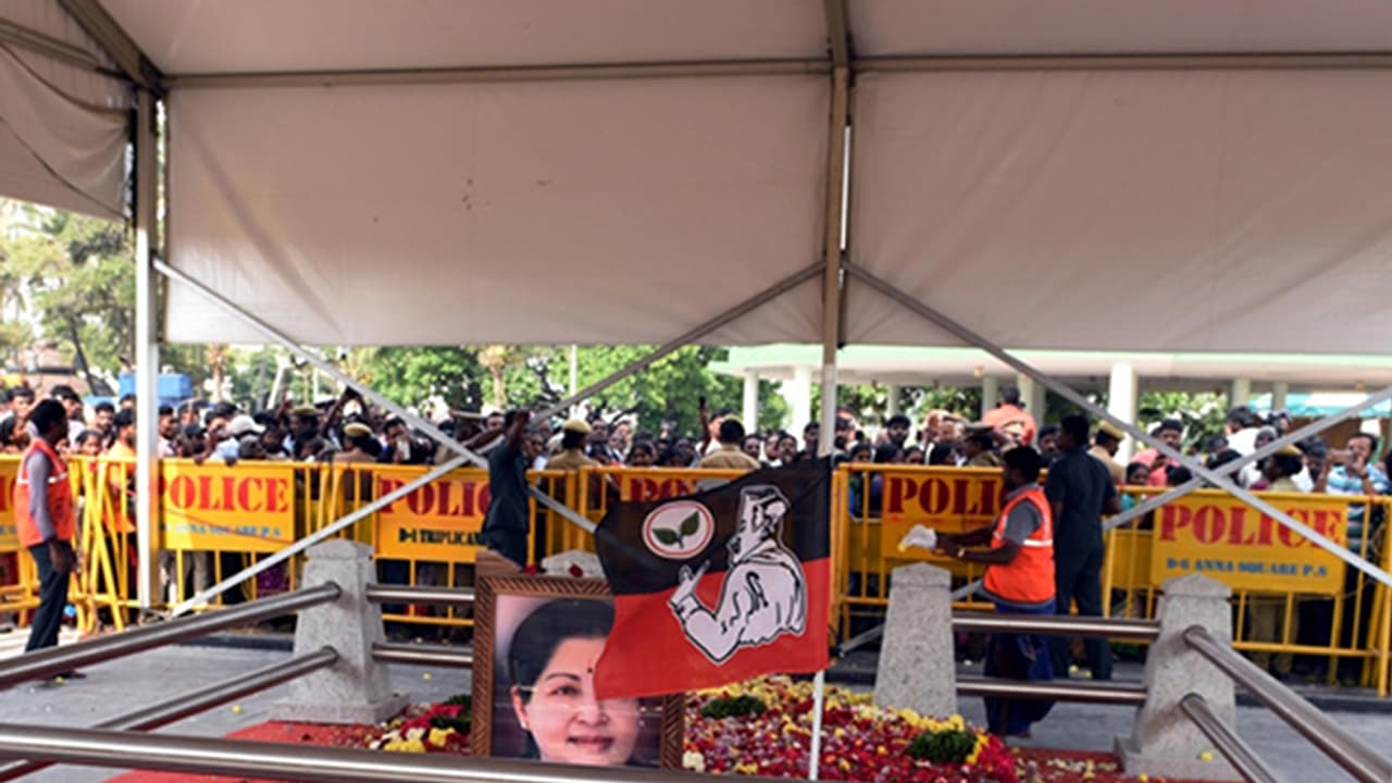 ಅಬ್ಬಾ...! ಜಯಲಲಿತಾ ಸಮಾಧಿಗೆ ನಿತ್ಯವೂ ಎಷ್ಟು ಜನರು ಭೇಟಿ ನೀಡುತ್ತಿದ್ದಾರೆ ಗೊತ್ತಾ? ಅಬ್ಬಾ...! ಜಯಲಲಿತಾ ಸಮಾಧಿಗೆ ನಿತ್ಯವೂ ಎಷ್ಟು ಜನರು ಭೇಟಿ ನೀಡುತ್ತಿದ್ದಾರೆ ಗೊತ್ತಾ?