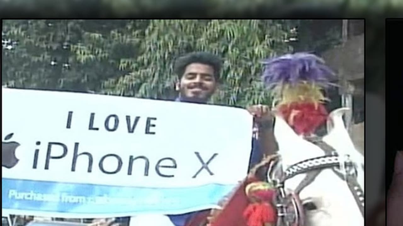 [Video] Move over kidney jokes, this man goes on a horse to buy iPhoneX