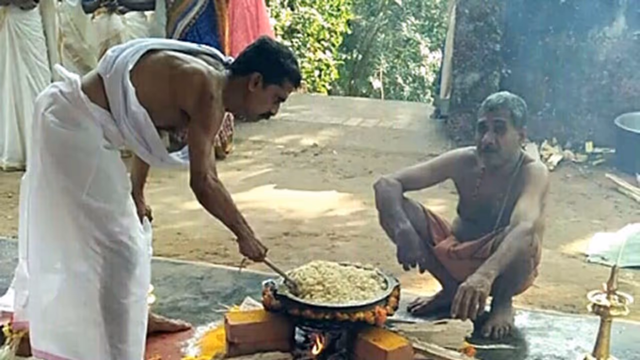 ചരിത്രം ആവര്ത്തിച്ച് കാസര്ഗോഡ് അടുക്കള കുന്ന് പൊങ്കാല ചരിത്രം ആവര്ത്തിച്ച് കാസര്ഗോഡ് അടുക്കള കുന്ന് പൊങ്കാല