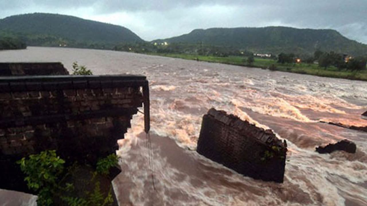 100 బ్రిడ్జిలు ఎప్పుడైనా కూలిపోవచ్చు.. 100 బ్రిడ్జిలు ఎప్పుడైనా కూలిపోవచ్చు..