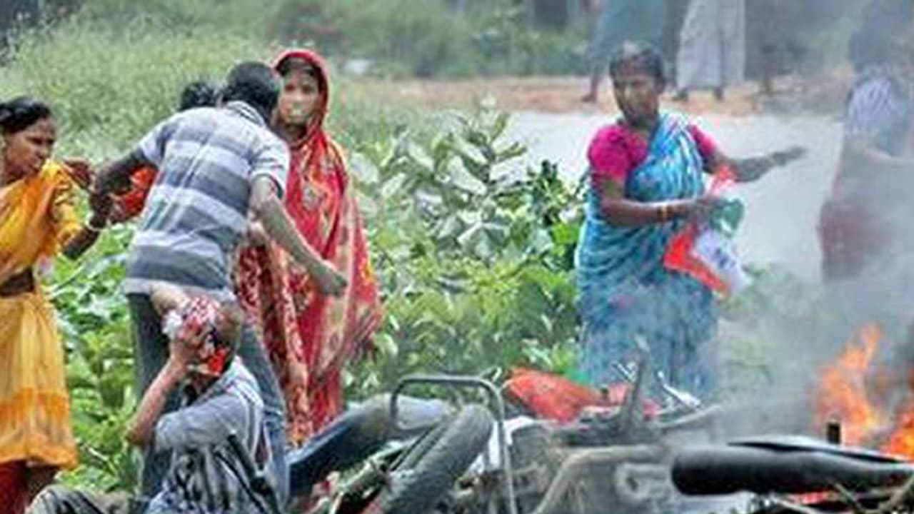 പശ്ചിമബംഗാളില് റീപോളിങ്ങിനിടെ സംഘര്ഷം; മാല്ഡയില് ബലാറ്റ്ബോക്സ് കടത്തി പശ്ചിമബംഗാളില് റീപോളിങ്ങിനിടെ സംഘര്ഷം; മാല്ഡയില് ബലാറ്റ്ബോക്സ് കടത്തി