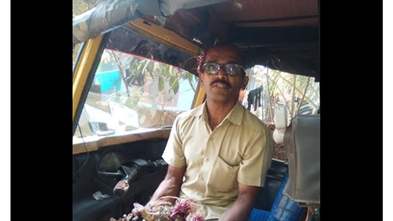 വിഷരഹിത ചീര കെട്ടുകളുമായി ഓട്ടോഡ്രൈവർ കണ്ണേട്ടൻ വിഷരഹിത ചീര കെട്ടുകളുമായി ഓട്ടോഡ്രൈവർ കണ്ണേട്ടൻ