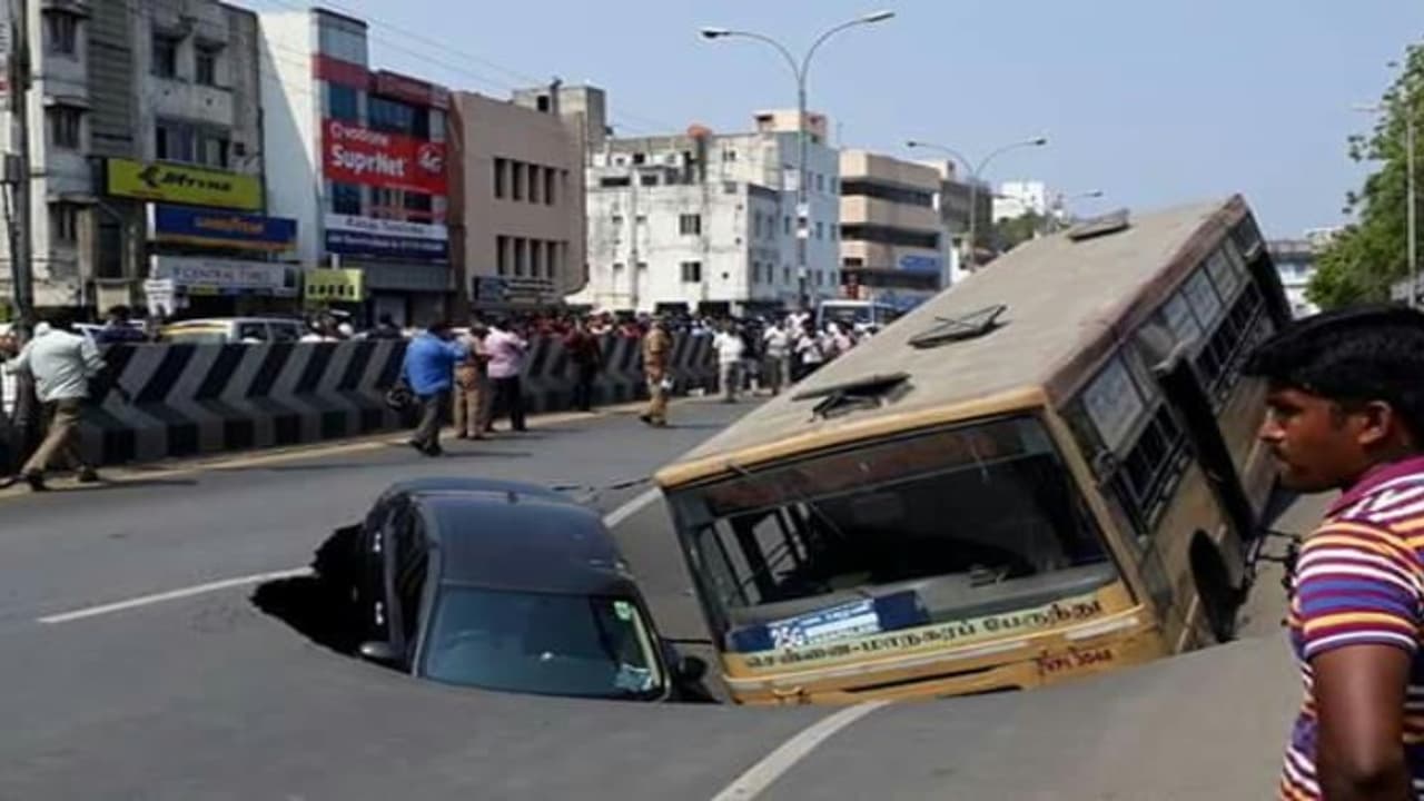 சென்னை அண்ணா சாலையில் ஏற்பட்ட திடீர் பள்ளத்தால் விபத்து... பேருந்து, கார் சிக்கியது! சென்னை அண்ணா சாலையில் ஏற்பட்ட திடீர் பள்ளத்தால் விபத்து... பேருந்து, கார் சிக்கியது!