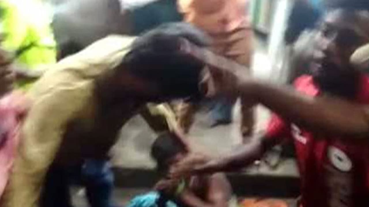 കുട്ടികളെ തട്ടിയെടുക്കുന്നവരെന്ന് സംശയിച്ച് ചെന്നൈയിൽ രണ്ട് പേരെ ആൾക്കൂട്ടം മർദ്ദിച്ചു കുട്ടികളെ തട്ടിയെടുക്കുന്നവരെന്ന് സംശയിച്ച് ചെന്നൈയിൽ രണ്ട് പേരെ ആൾക്കൂട്ടം മർദ്ദിച്ചു