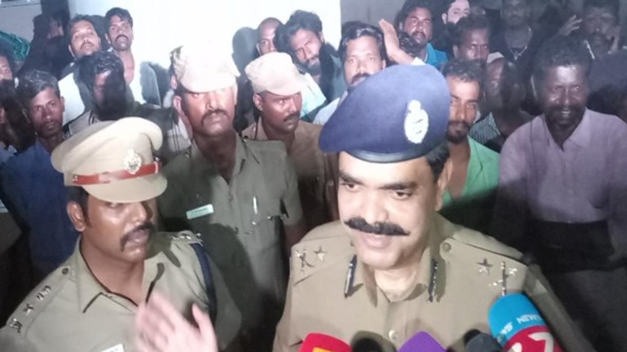 மாணவர்கள் போராடக் கூடாது...! போராடினால் அரசு வேலை கிடைக்காது...! போலீஸ் கமிஷனரின் அடடே எச்சரிக்கை...! மாணவர்கள் போராடக் கூடாது...! போராடினால் அரசு வேலை கிடைக்காது...! போலீஸ் கமிஷனரின் அடடே எச்சரிக்கை...!