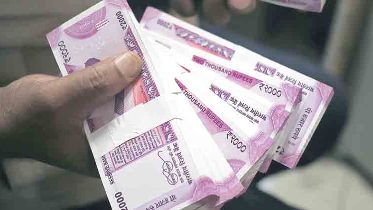 ಡಾಲರ್ ಎದುರು ರುಪಾಯಿ ಮೌಲ್ಯ ದಾಖಲೆ ಪ್ರಮಾಣದಲ್ಲಿ ಕುಸಿತ ಡಾಲರ್ ಎದುರು ರುಪಾಯಿ ಮೌಲ್ಯ ದಾಖಲೆ ಪ್ರಮಾಣದಲ್ಲಿ ಕುಸಿತ