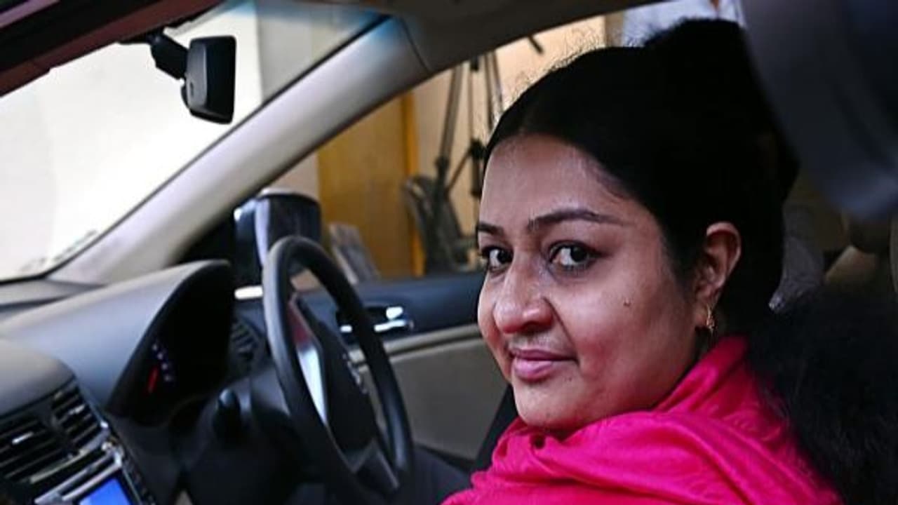 அனிதாவின் குடும்பத்துக்கு ஜெ.தீபா நேரில் ஆறுதல் படத்திற்கு மலர் தூவி அஞ்சலி அனிதாவின் குடும்பத்துக்கு ஜெ.தீபா நேரில் ஆறுதல் படத்திற்கு மலர் தூவி அஞ்சலி