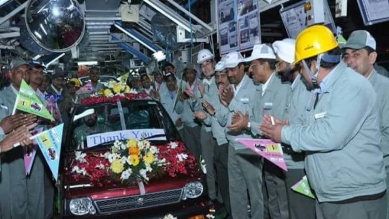 இதுதான் கடைசி மாருதி 800..! பிரியா விடை கொடுக்கும் ஊழியர்கள்...! மலரும் நினைவுகள்..! இதுதான் கடைசி மாருதி 800..! பிரியா விடை கொடுக்கும் ஊழியர்கள்...! மலரும் நினைவுகள்..!