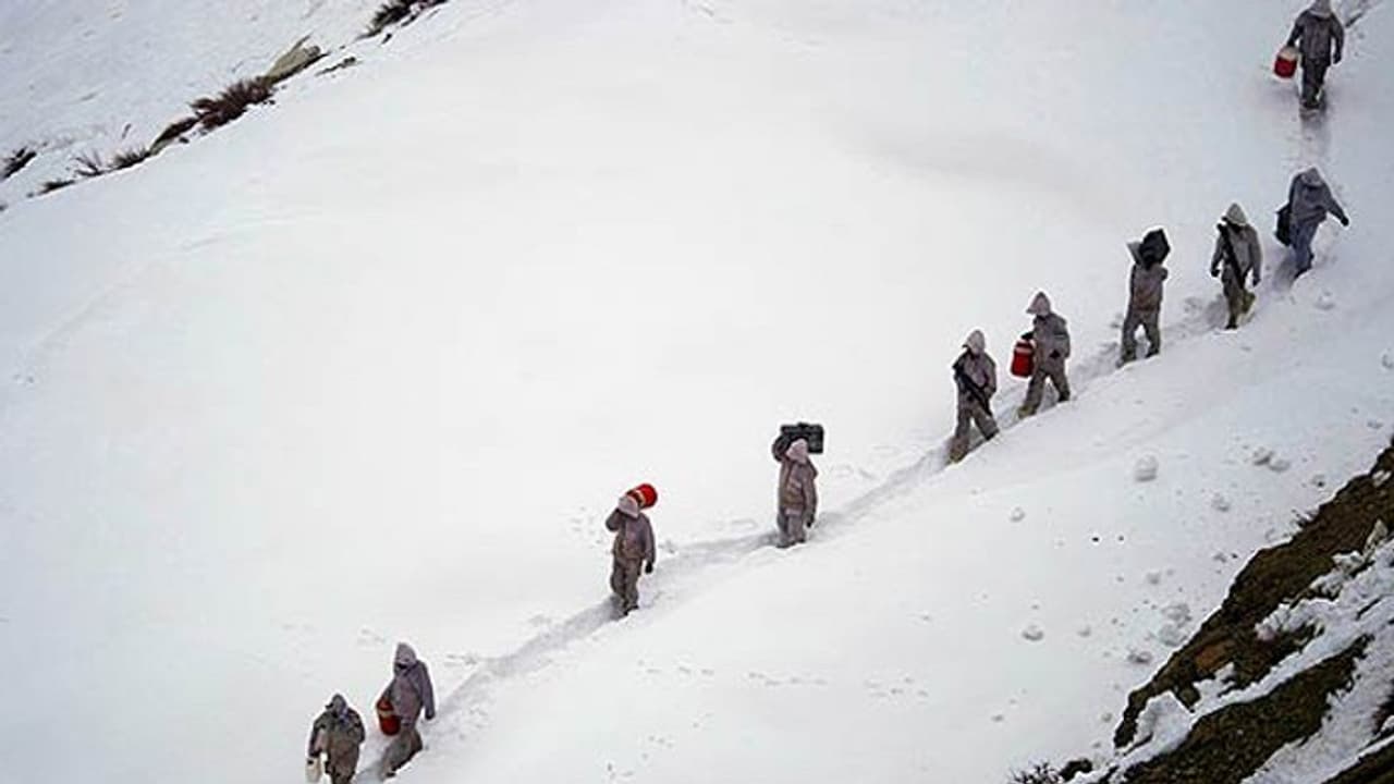 സിയാച്ചിനിൽ മഞ്ഞിടിഞ്ഞ് എട്ട് സൈനികരെ കാണാതായി; അപകടം സമുദ്ര നിരപ്പിൽ നിന്ന് 18,000 അടി ഉയരത്തിൽ സിയാച്ചിനിൽ മഞ്ഞിടിഞ്ഞ് എട്ട് സൈനികരെ കാണാതായി; അപകടം സമുദ്ര നിരപ്പിൽ നിന്ന് 18,000 അടി ഉയരത്തിൽ