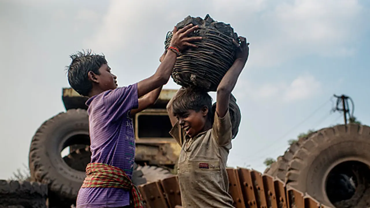 Child Labor : ಟಿಕೆಟ್ ಇಲ್ಲದ ಬಾಲಕನ ಬಳಿ 500 ರೂ. ಸುಲಿಗೆ.. ಎಂಥಾ ಕಾಲ! Child Labor : ಟಿಕೆಟ್ ಇಲ್ಲದ ಬಾಲಕನ ಬಳಿ 500 ರೂ. ಸುಲಿಗೆ.. ಎಂಥಾ ಕಾಲ!