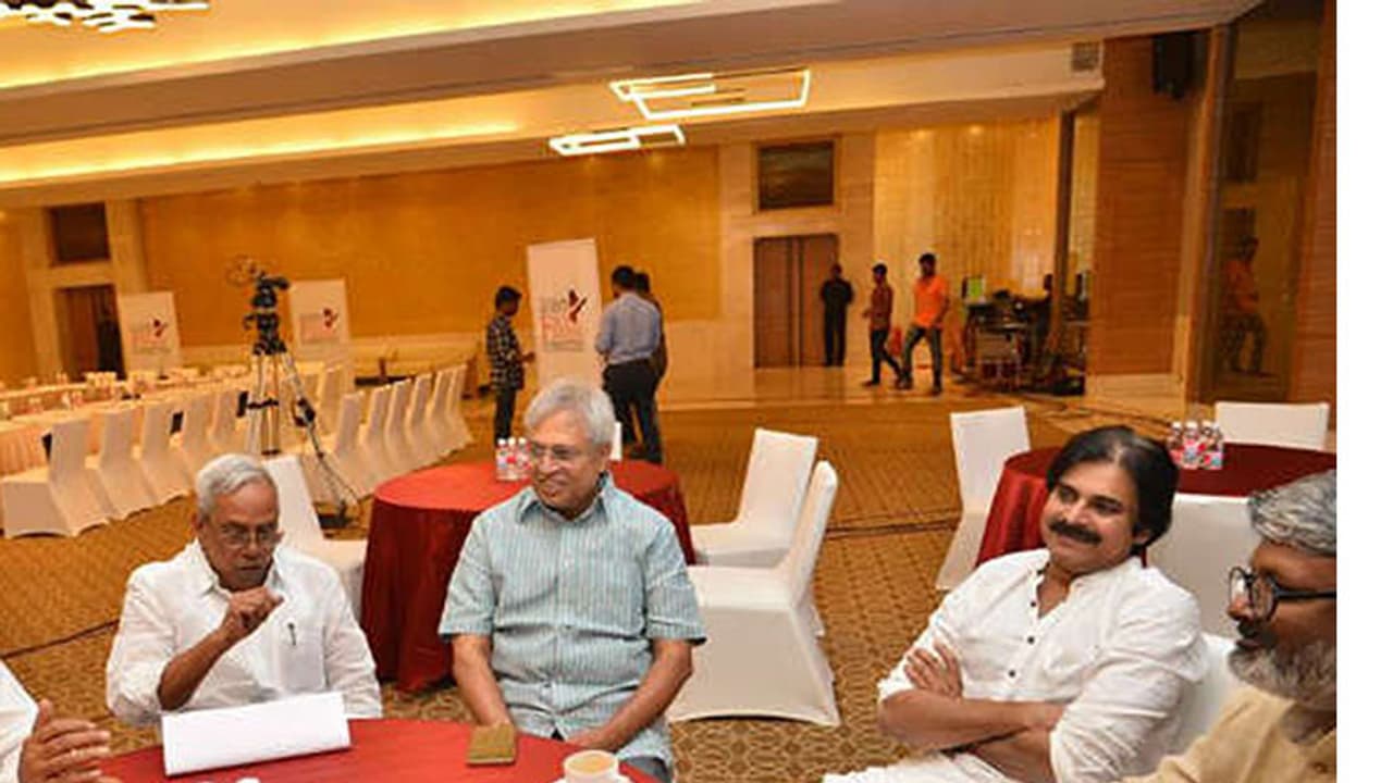 బ్రేకింగ్ న్యూస్ : జెఎఫ్సీలో విభేదాలు బ్రేకింగ్ న్యూస్ : జెఎఫ్సీలో విభేదాలు