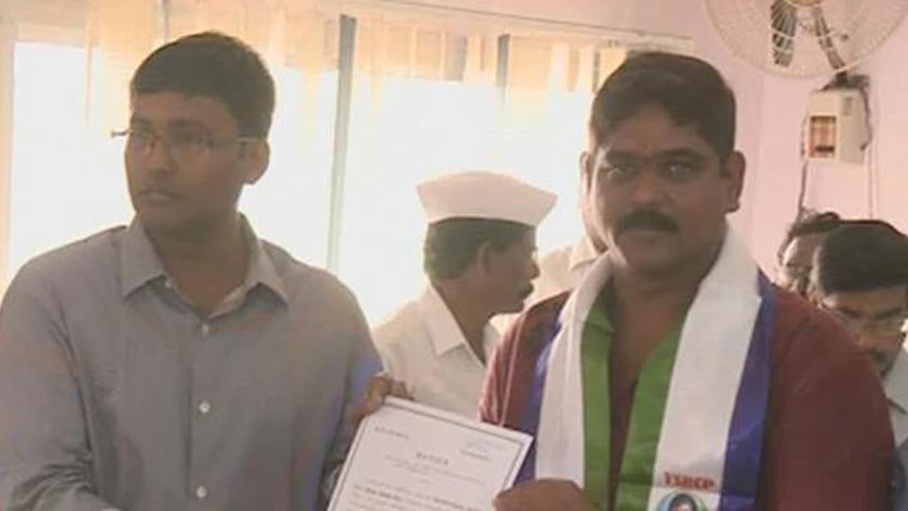 జగ్గయ్యపేట మున్సిపాలిటిలో వైసీపీ జెండా.. టీడీపీకి షాక్(వీడియో) జగ్గయ్యపేట మున్సిపాలిటిలో వైసీపీ జెండా.. టీడీపీకి షాక్(వీడియో)