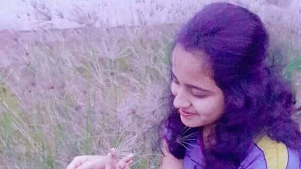 హైదరాబాద్ లో రోడ్డు ప్రమాదం, మెడిసిన్ విద్యార్థిని మృతి హైదరాబాద్ లో రోడ్డు ప్రమాదం, మెడిసిన్ విద్యార్థిని మృతి