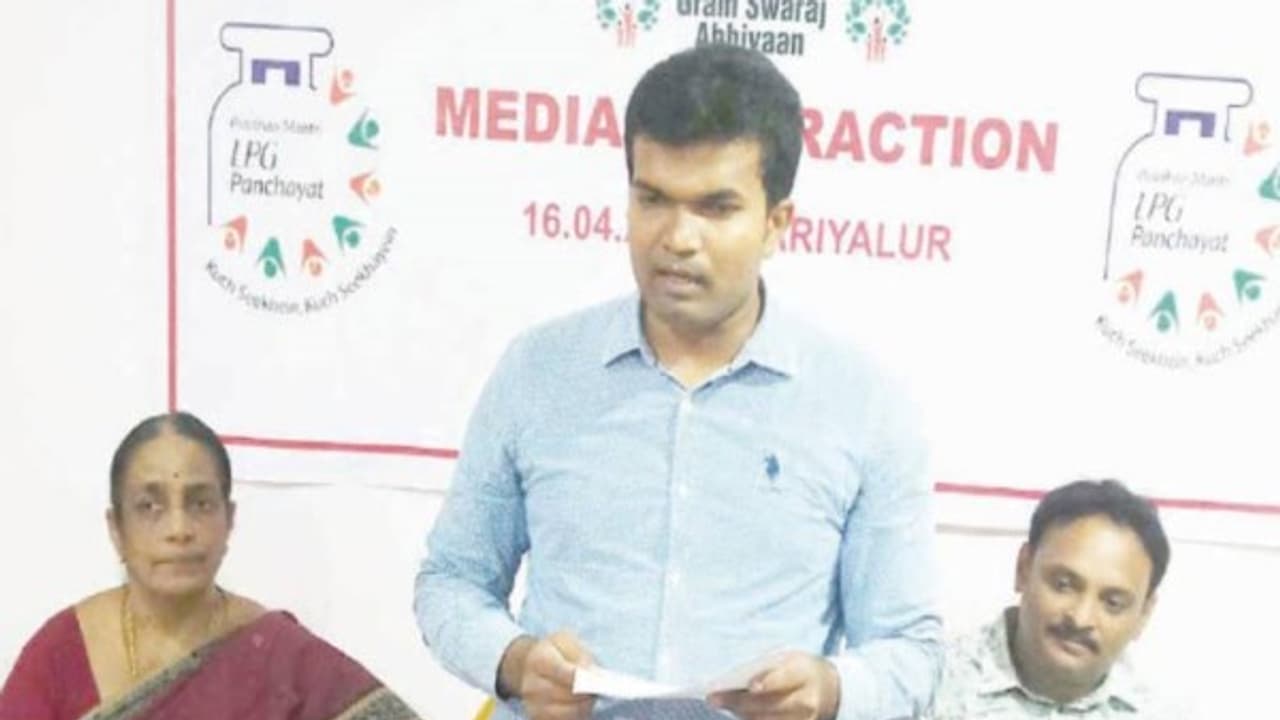 இலவச எரிவாயு இணைப்பு கொடுத்து புகையில்லா கிராமங்கள் உருவாக்கப்படும் கண்ணாடியை திருப்பினா எப்படி ஆட்டோ ஓடும்? இலவச எரிவாயு இணைப்பு கொடுத்து புகையில்லா கிராமங்கள் உருவாக்கப்படும் கண்ணாடியை திருப்பினா எப்படி ஆட்டோ ஓடும்?