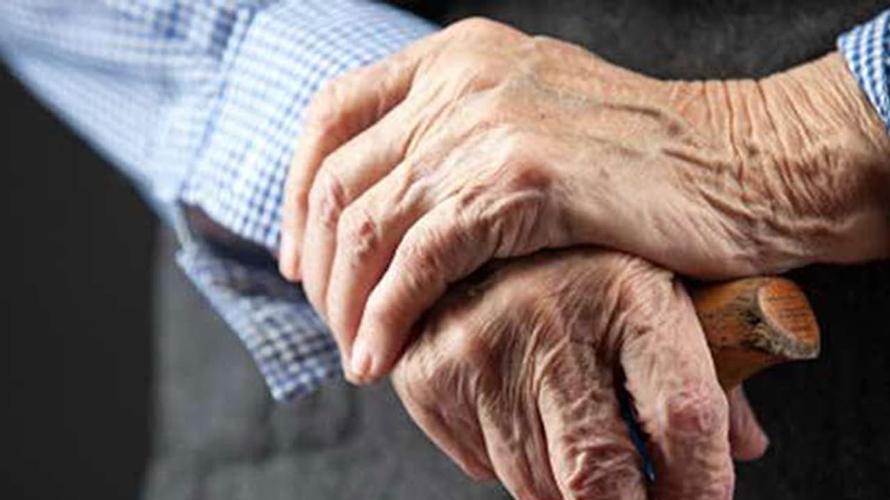 107 வயது.. 70 வாரிசுகள்.. இன்றும் அசராமல் உழைத்து ஆச்சரியபடுத்தும் முதியவர்!! 107 வயது.. 70 வாரிசுகள்.. இன்றும் அசராமல் உழைத்து ஆச்சரியபடுத்தும் முதியவர்!!