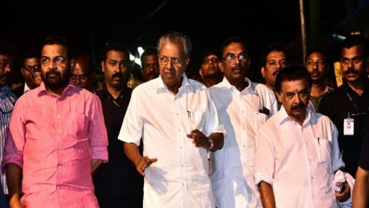 கார்த்திகை தை சீசனுக்காக 8 கி.மீ. நடந்து சென்று சபரிமலையை பார்வையிட்ட கேரள முதல்வர்! கார்த்திகை தை சீசனுக்காக 8 கி.மீ. நடந்து சென்று சபரிமலையை பார்வையிட்ட கேரள முதல்வர்!