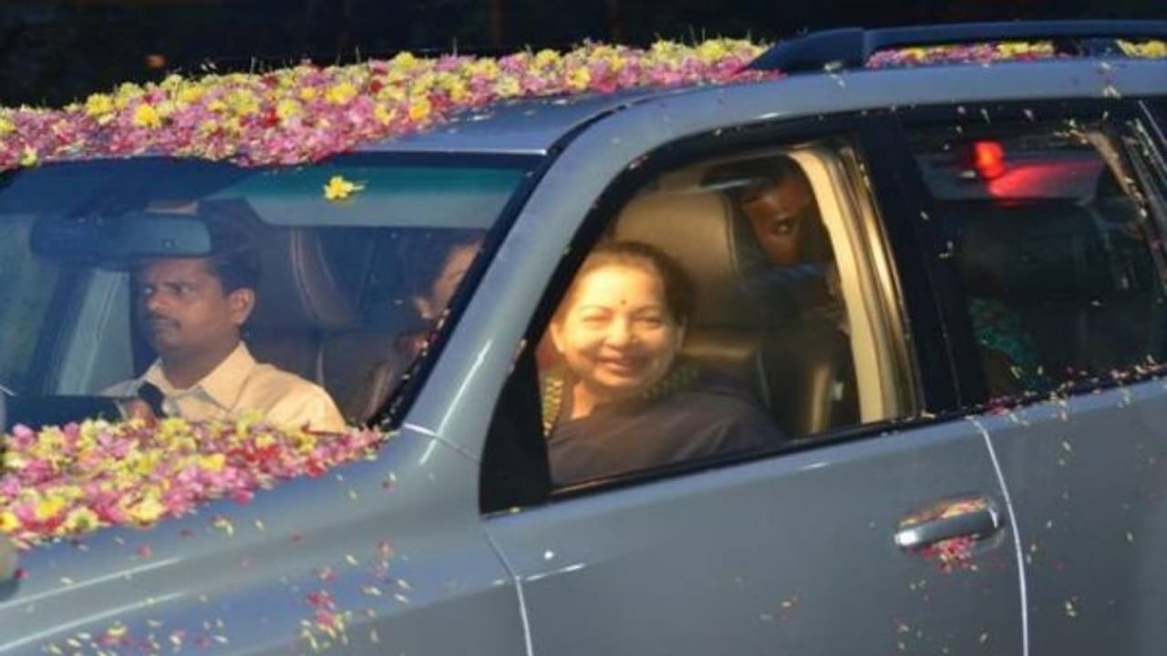 வங்கியில் கடன் பெற்று கார் வாங்கிய ஜெயலலிதா..! எதற்காக தெரியுமா..? வங்கியில் கடன் பெற்று கார் வாங்கிய ஜெயலலிதா..! எதற்காக தெரியுமா..?