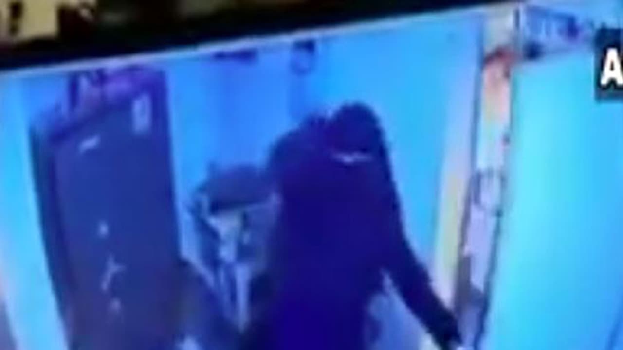 ജ്വല്ലറി കൊള്ളയടിക്കാൻ എത്തിയ ദമ്പതികളുമായി ഉടമയുടെ കൈയ്യാങ്കളി; വീഡിയോ കാണാം ജ്വല്ലറി കൊള്ളയടിക്കാൻ എത്തിയ ദമ്പതികളുമായി ഉടമയുടെ കൈയ്യാങ്കളി; വീഡിയോ കാണാം