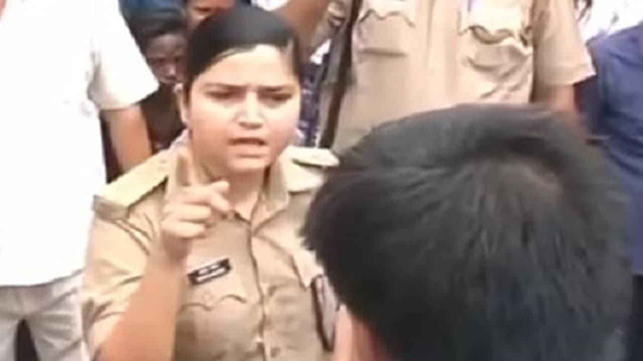 ಬಿಜೆಪಿ ನಾಯಕರನ್ನು ಅರೆಸ್ಟ್ ಮಾಡಿದ್ದ ಲೇಡಿ ಪೊಲೀಸ್ ಅಧಿಕಾರಿಗೆ ಟ್ರಾನ್ಸ್'ಫರ್ ಶಿಕ್ಷೆ?